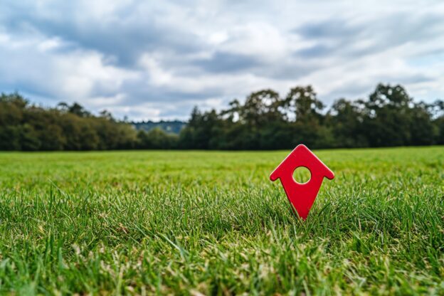 Terreno amplo demarcado com estacas, pronto para construção