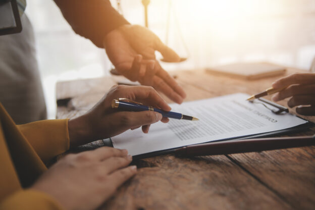 pessoa analisando contrato antes de assinar, representando os cuidados ao comprar uma cota de consórcio